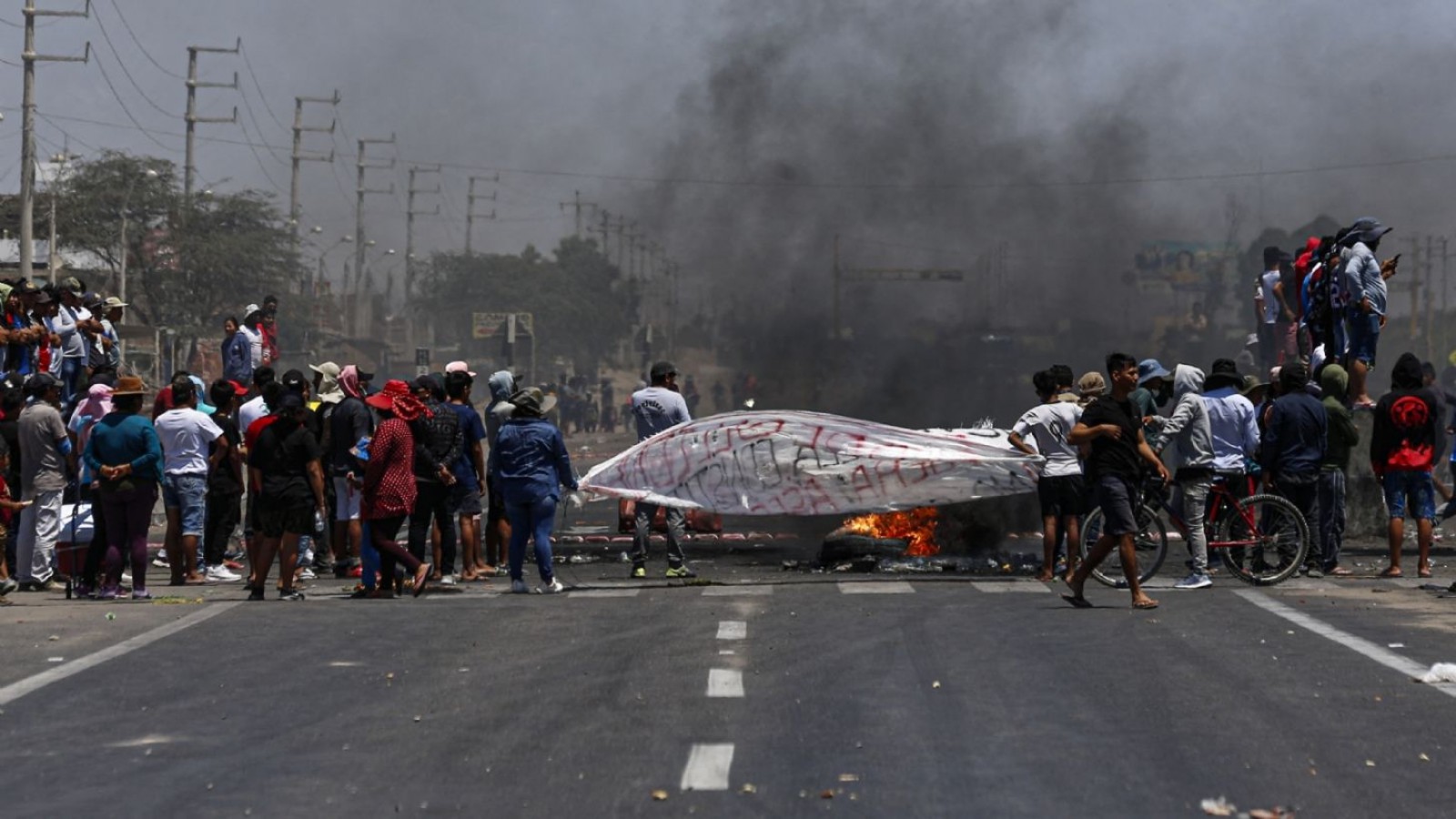 Al menos 16 heridos en un intento de tomar un aeropuerto en Perú