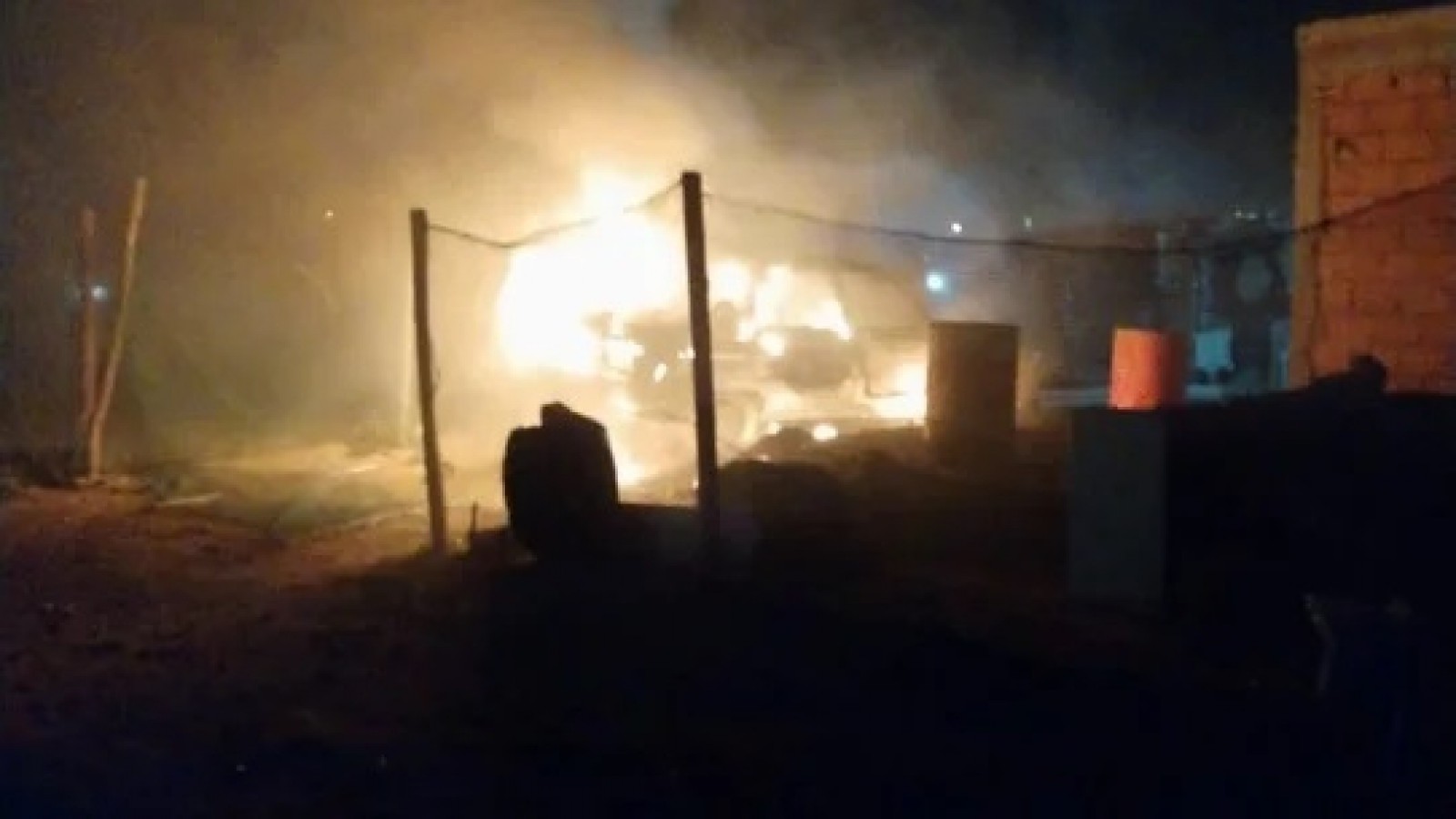 Incendiaron un auto afuera de una casa en Puerto Madryn.