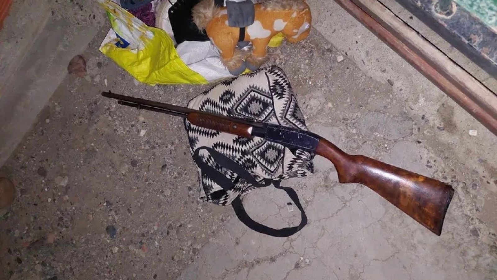 Se trataba de una carabina marca Remigton que estaba junto a un gran número de municiones