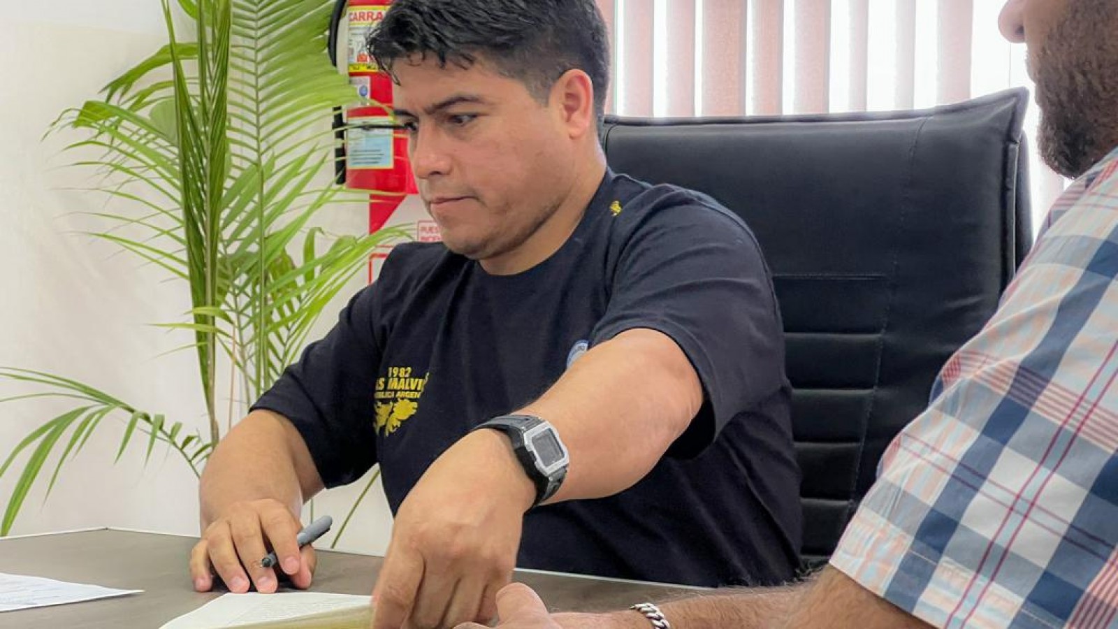 Claudio Vidal recibió de mano de la Federación los papeles de la histórica sede de Caleta Olivia