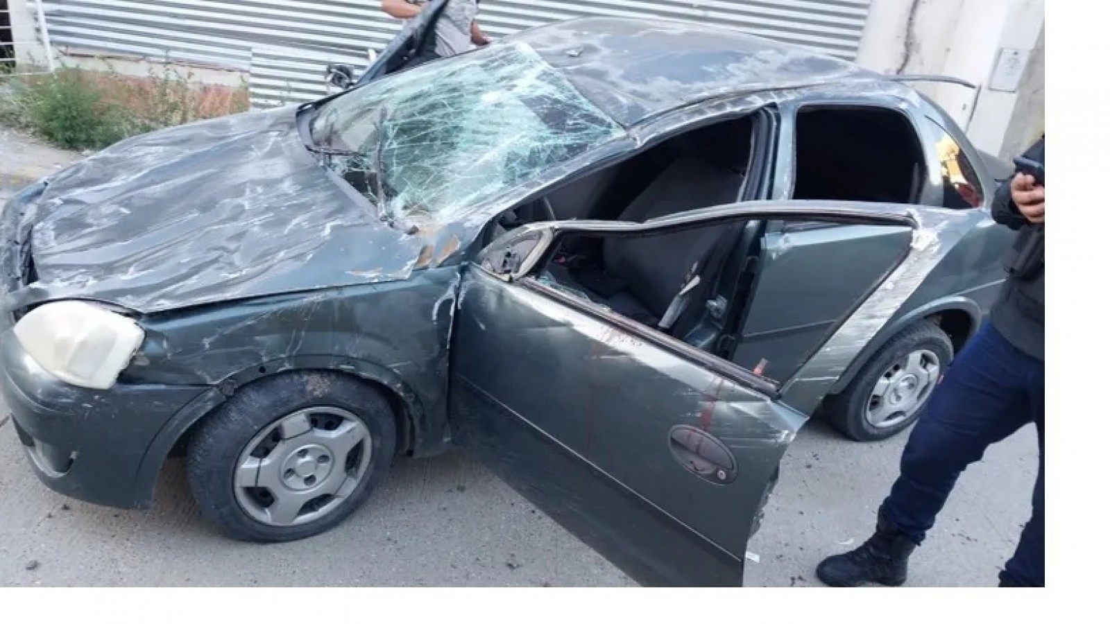 Automóvil cayó y se estrelló contra una casa