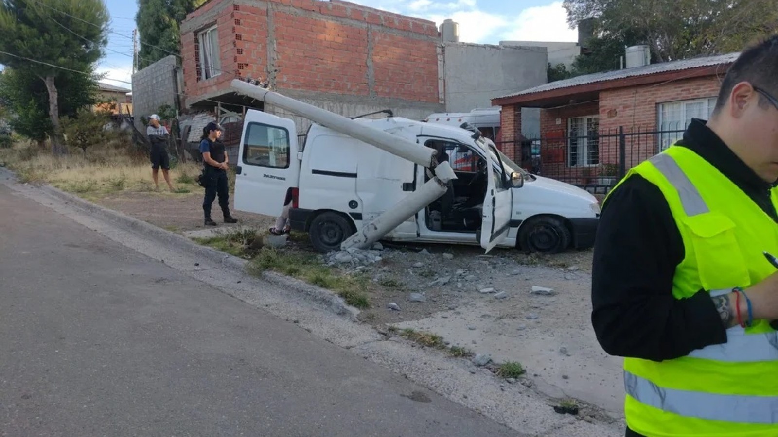 Conducía con un hombre colgado de la ventana, quiso escapar de la Policía y chocó contra un poste