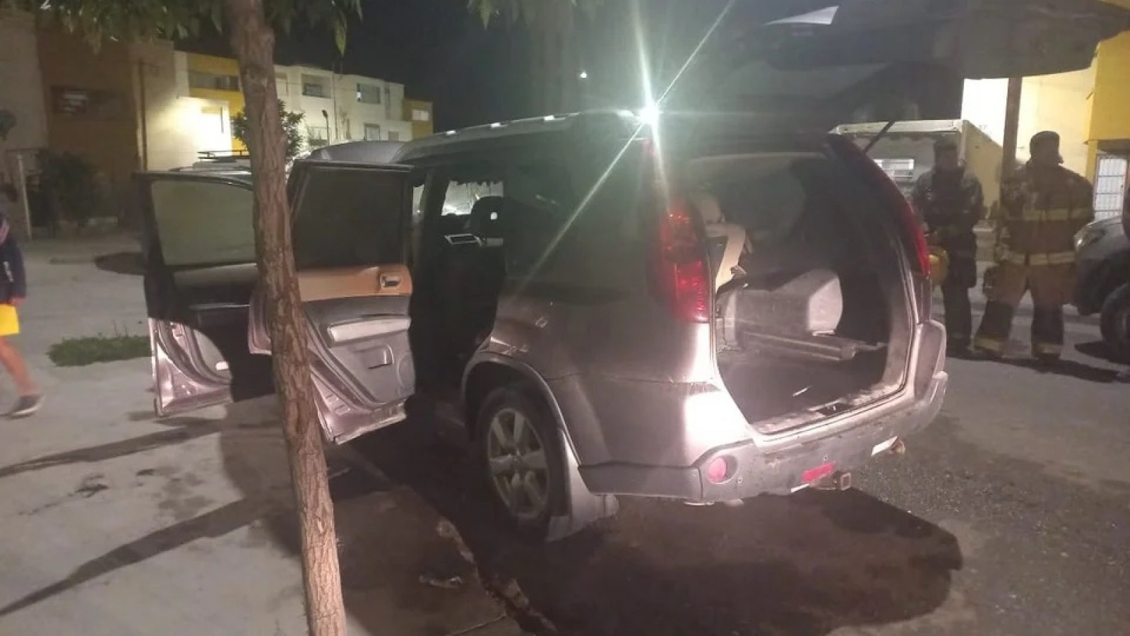 No le funcionaba la caja de cambios, dejó la camioneta estacionada y se la prendieron fuego