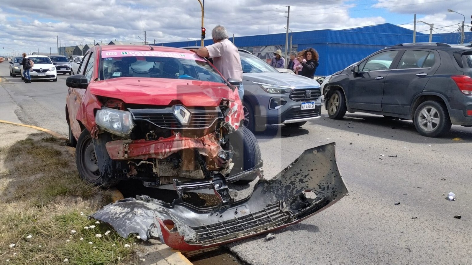 Violento triple choque en el cruce de un semáforo