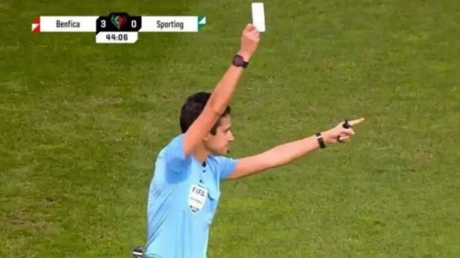 Utilizaron por primera vez la tarjeta blanca en un partido de fútbol