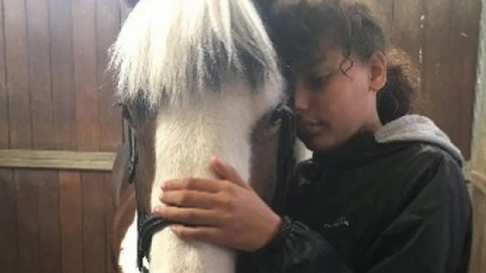 La niña se sentía cómoda rociando desodorante en sus mantas