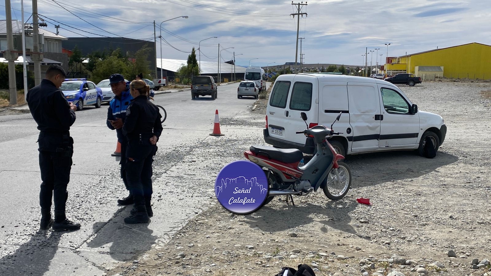 Fuerte colisión de una moto con un auto termina con mujer embarazada trasladada al Hospital SAMIC