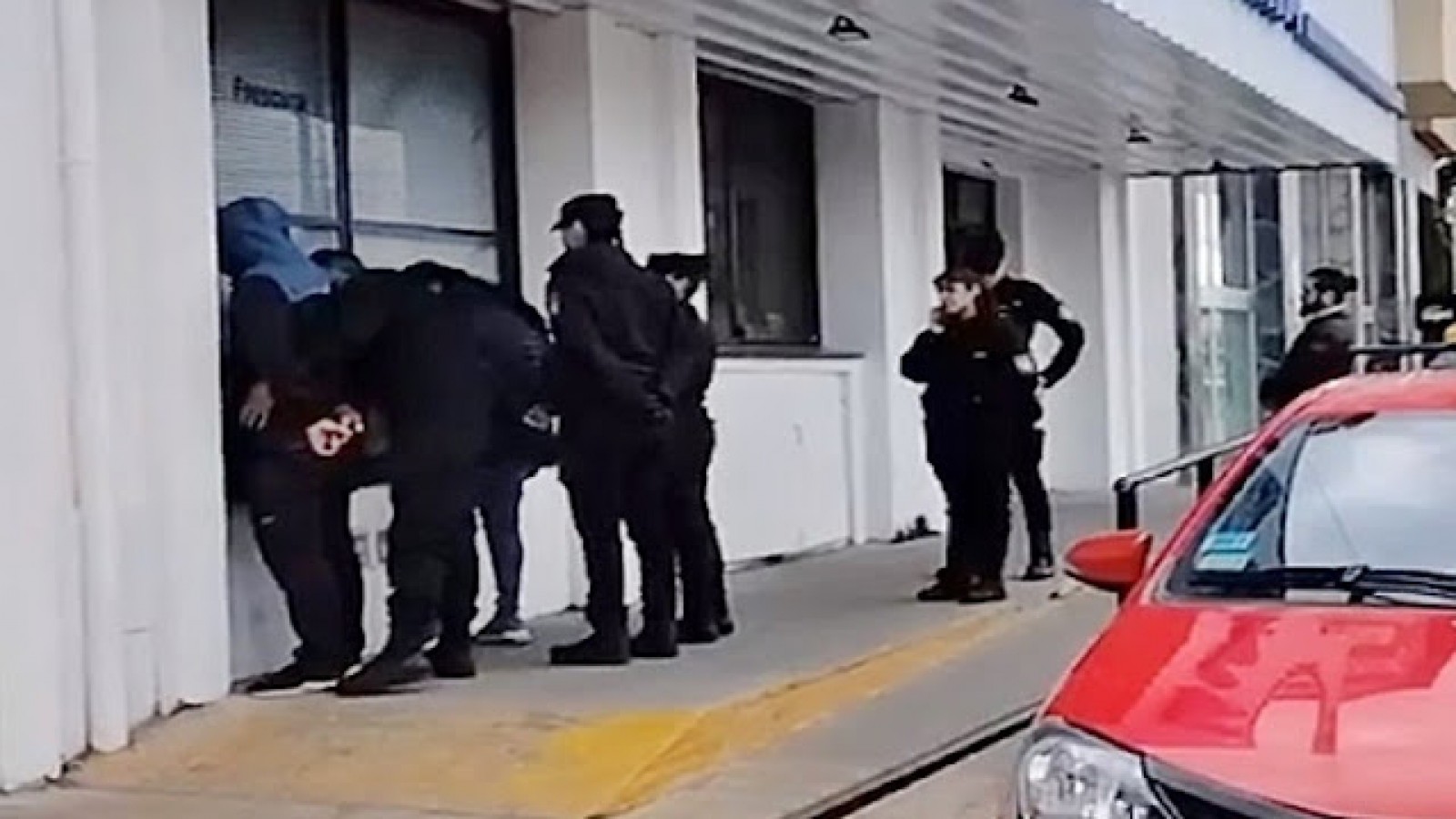 Dos delincuentes detenidos por robo a un local comercial