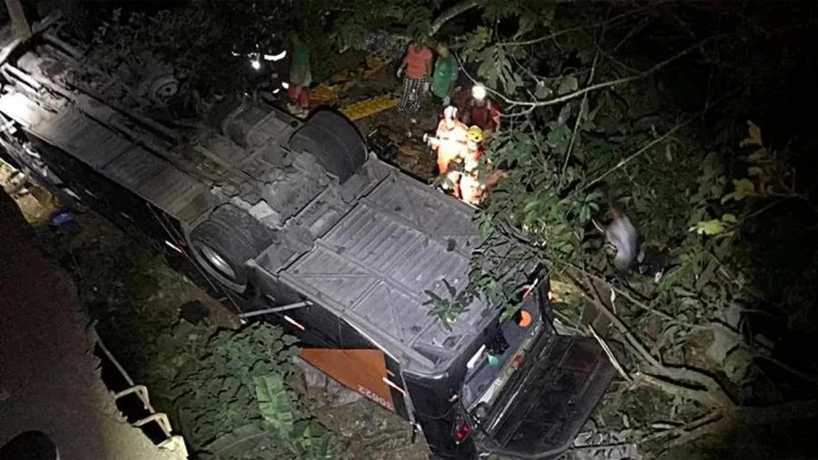 Murieron tres futbolistas y un técnico al caer un ómnibus de un puente