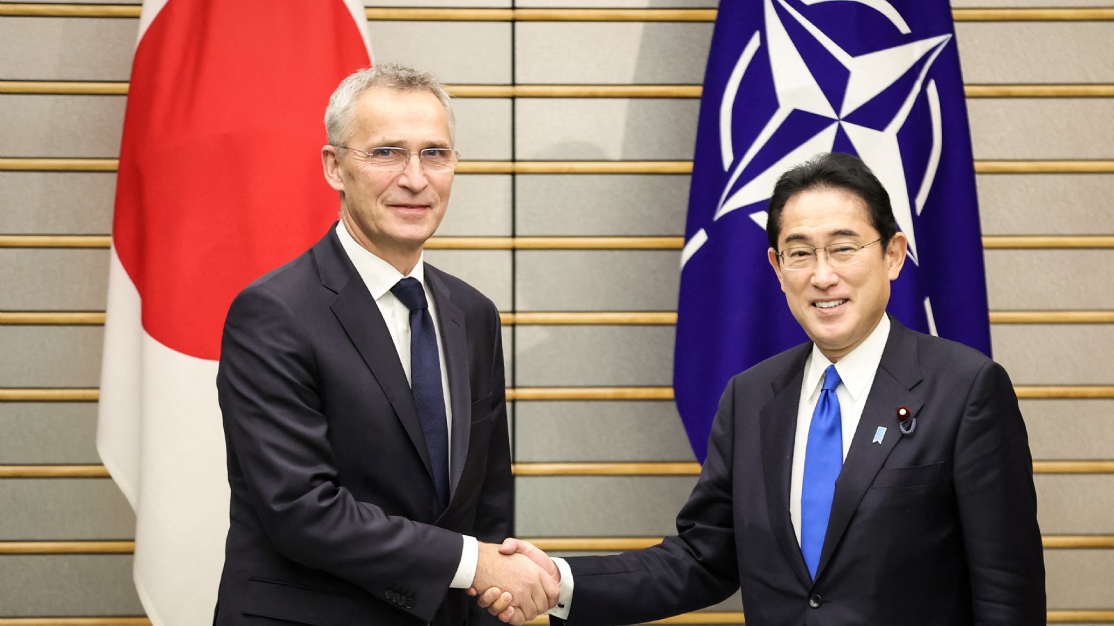 El secretario general de la OTAN Jens Stoltenberg (i) con el primer ministro japonés Fumio Kishida en Tokio.