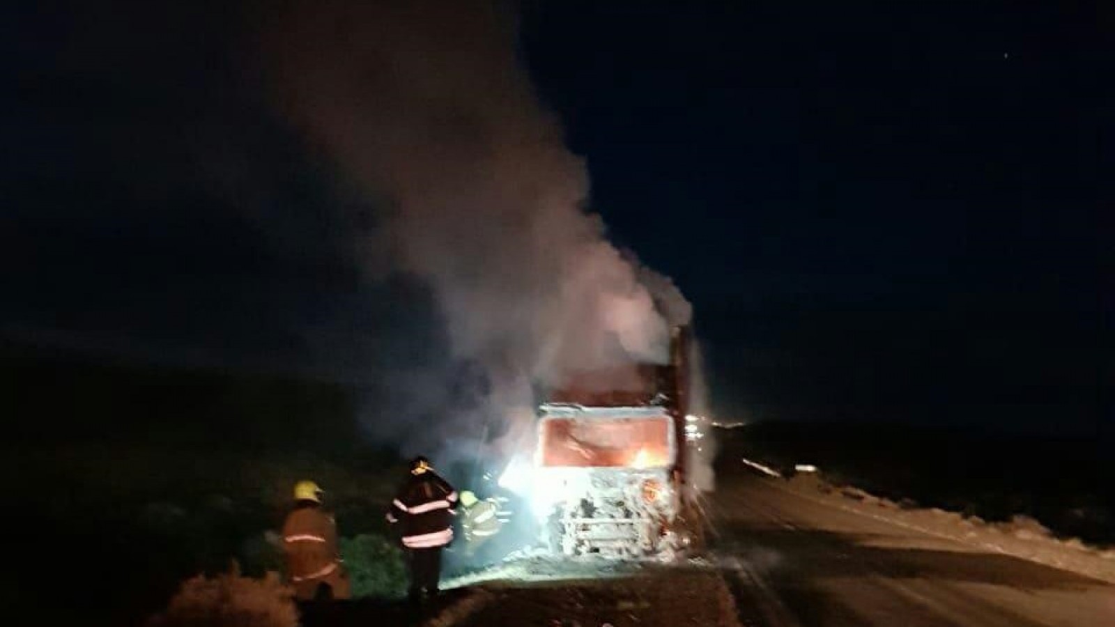 Un camión se incendia en cercanís de Caleta Olivia.