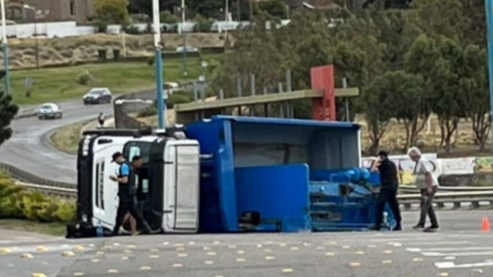 La fuerte caída del camión.