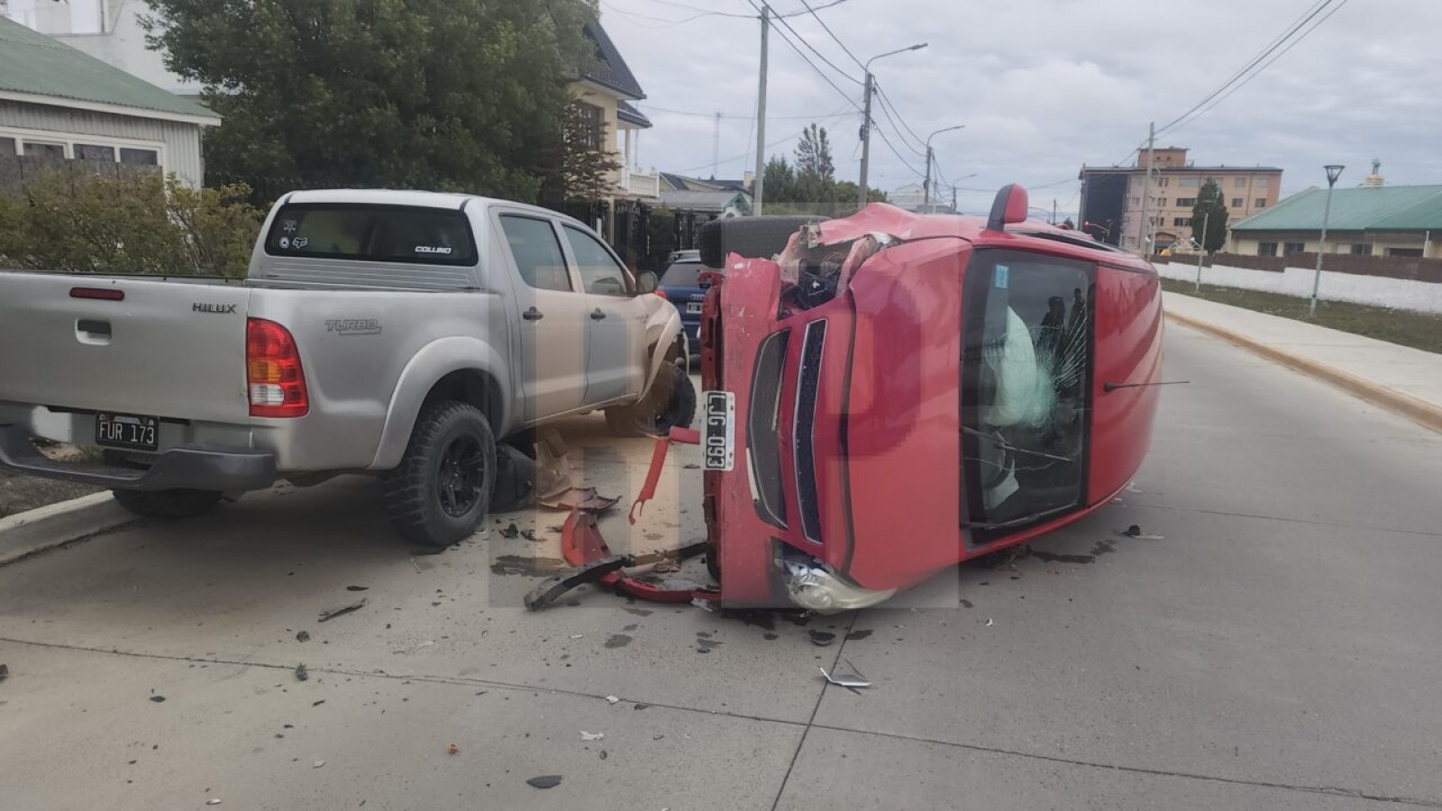 Borracho chocó cinco vehículos estacionados y volcó, terminó hospitalizado