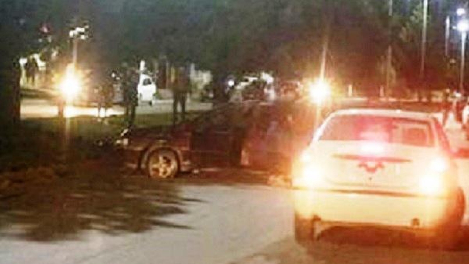 Auto chocó contra un poste y casi atropella a una mujer