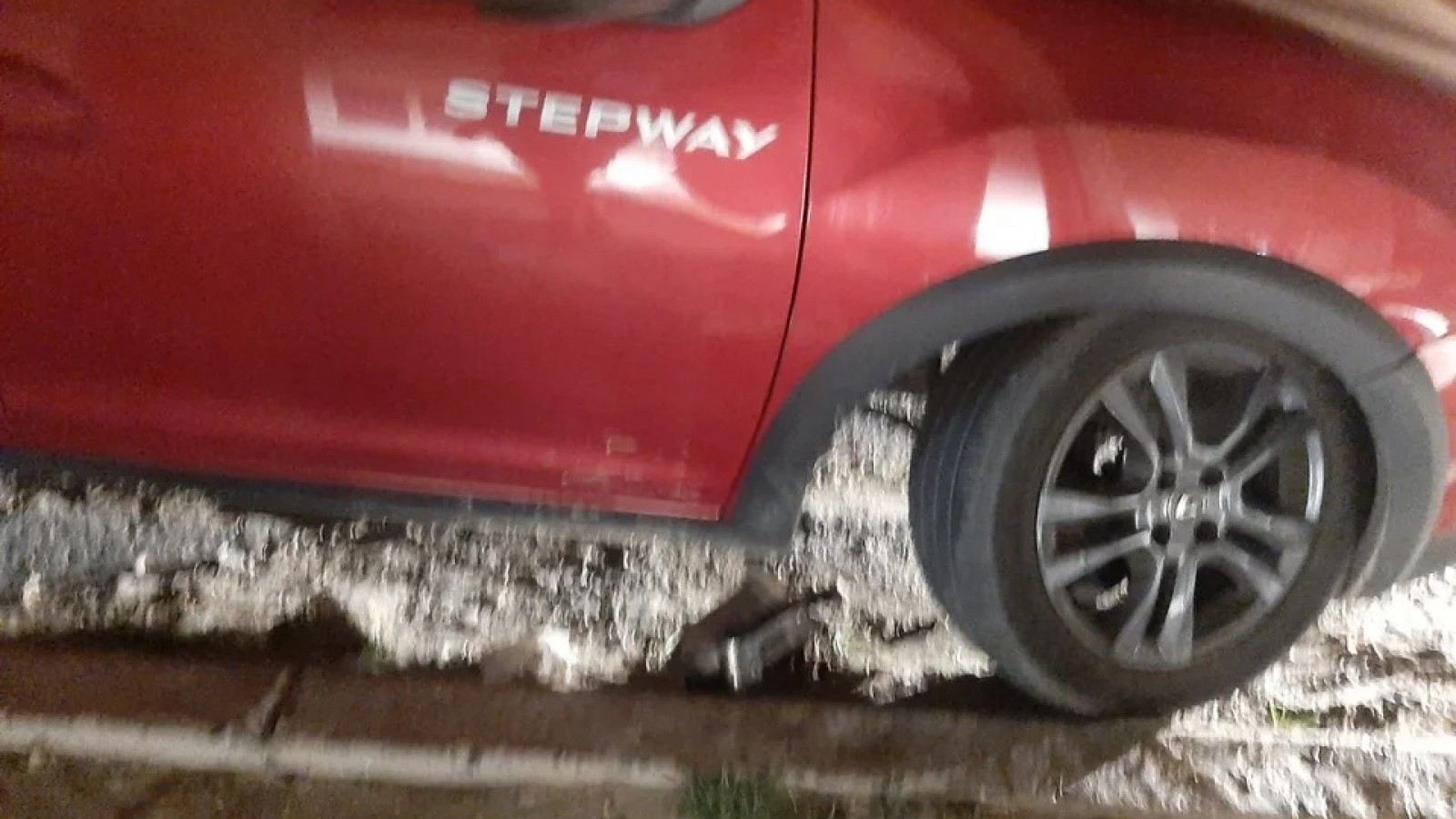 Quiso robarle la rueda a un auto que estaba estacionado pero lo corrieron y lo atraparon