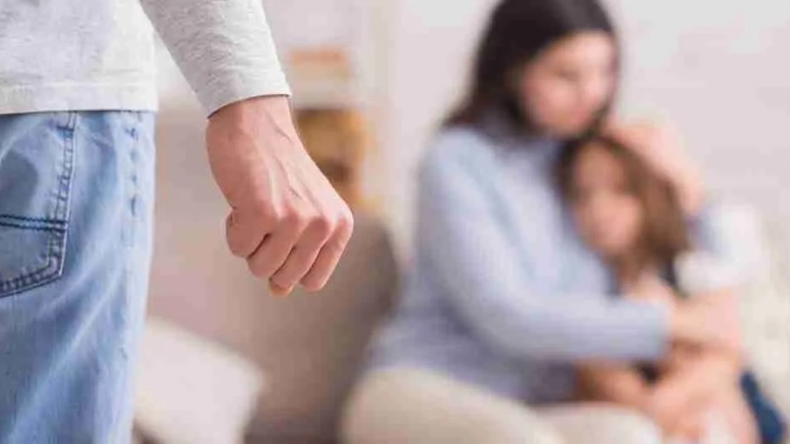 Denunció al padrastro por intentar matar con un cuchillo a su mamá