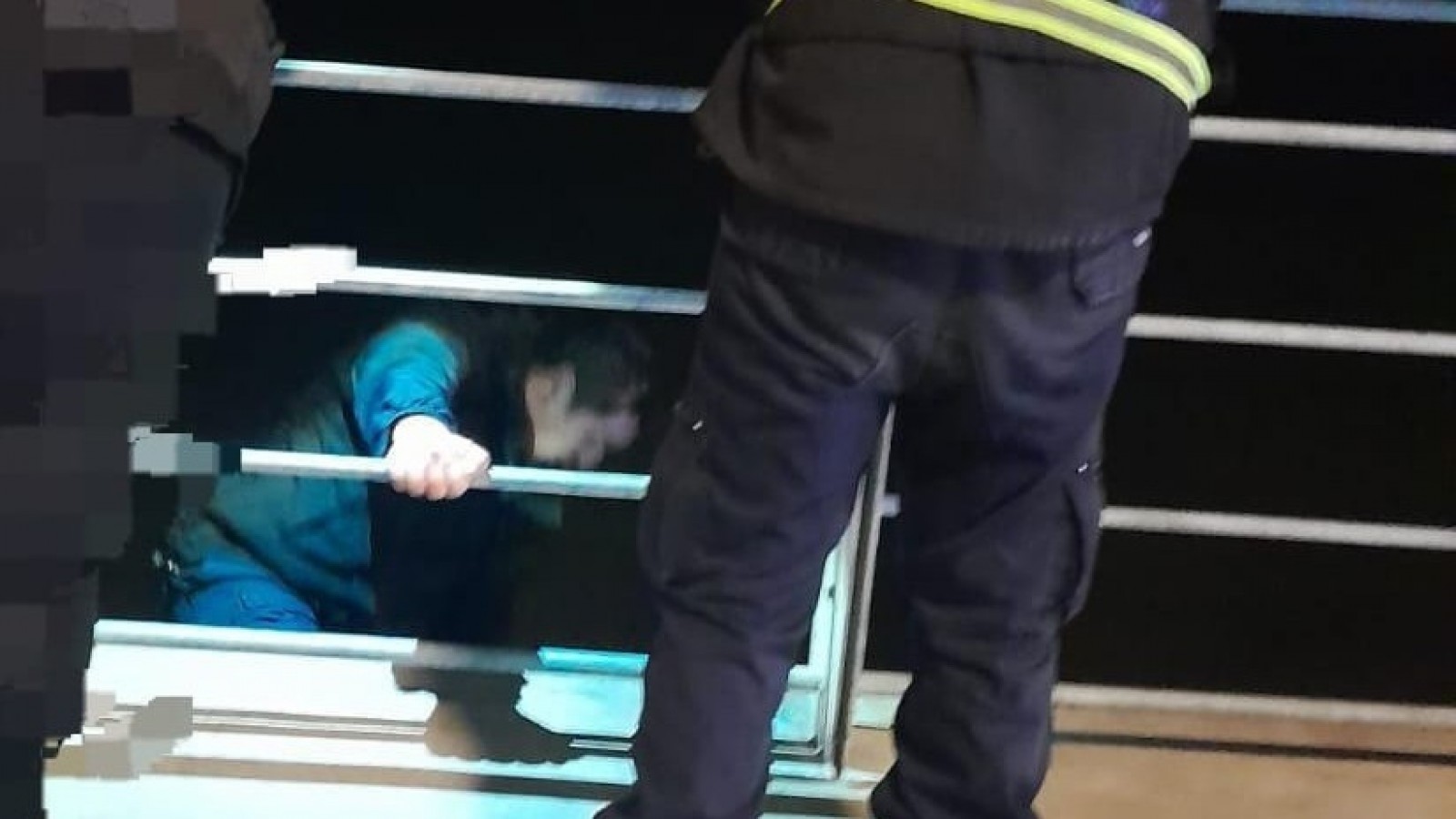 Una mujer se arrojó al mar para “rescatar” un celular