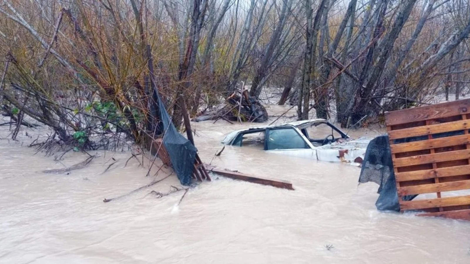 Chubut: rescatan a una familia por el desborde de un río