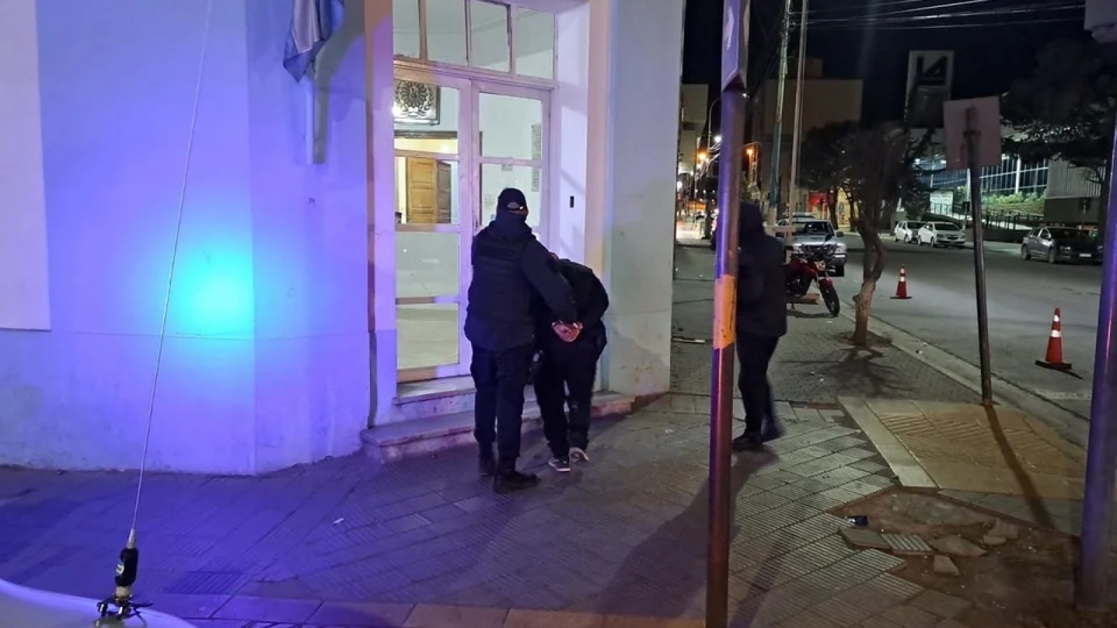 Lo quisieron identificar por un intento de robo y quedó demorado por empujar a un policía