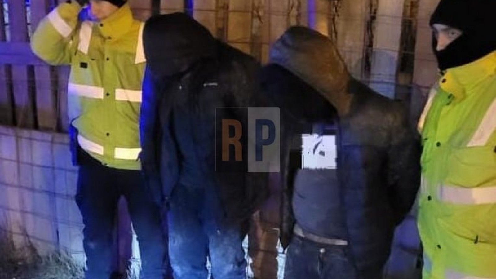 Dos detenidos por atacar a piedrazos y botellazos a un hombre en un kiosco