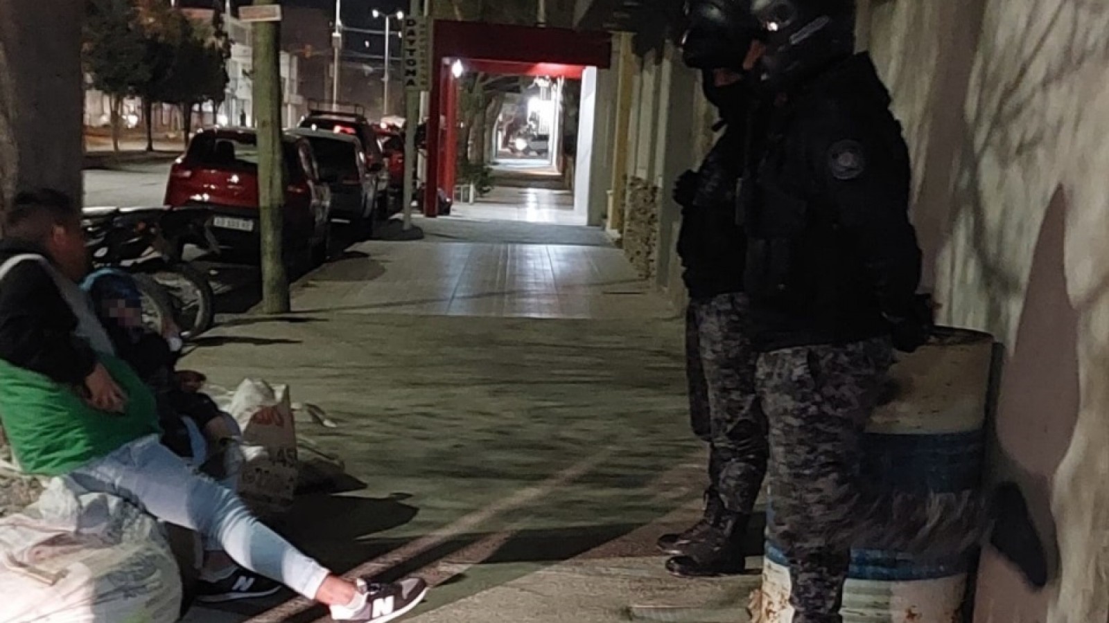 Insólito: escapó con un nene en brazos tras robar en un comercio
