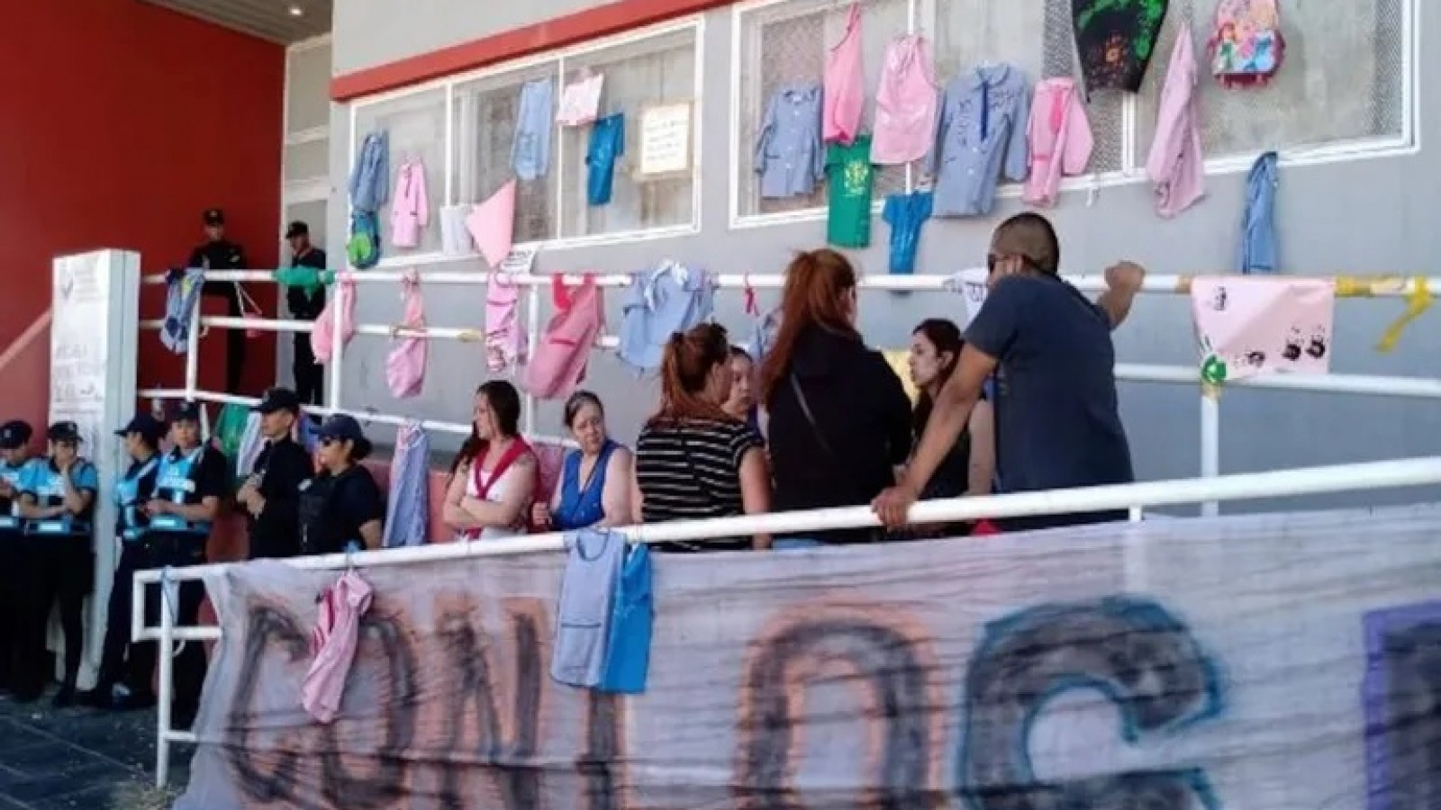 Padres del Jardín 406 vuelven a cuestionar a la fiscal