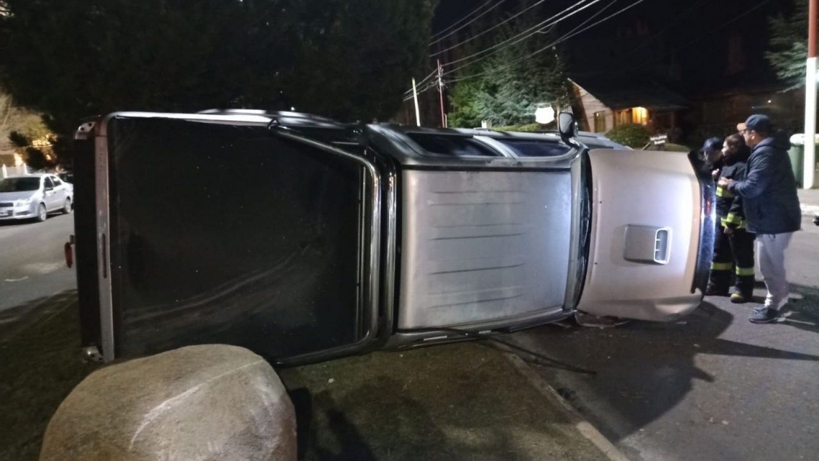 Aparatoso vuelco de una camioneta en el centro de El Calafate