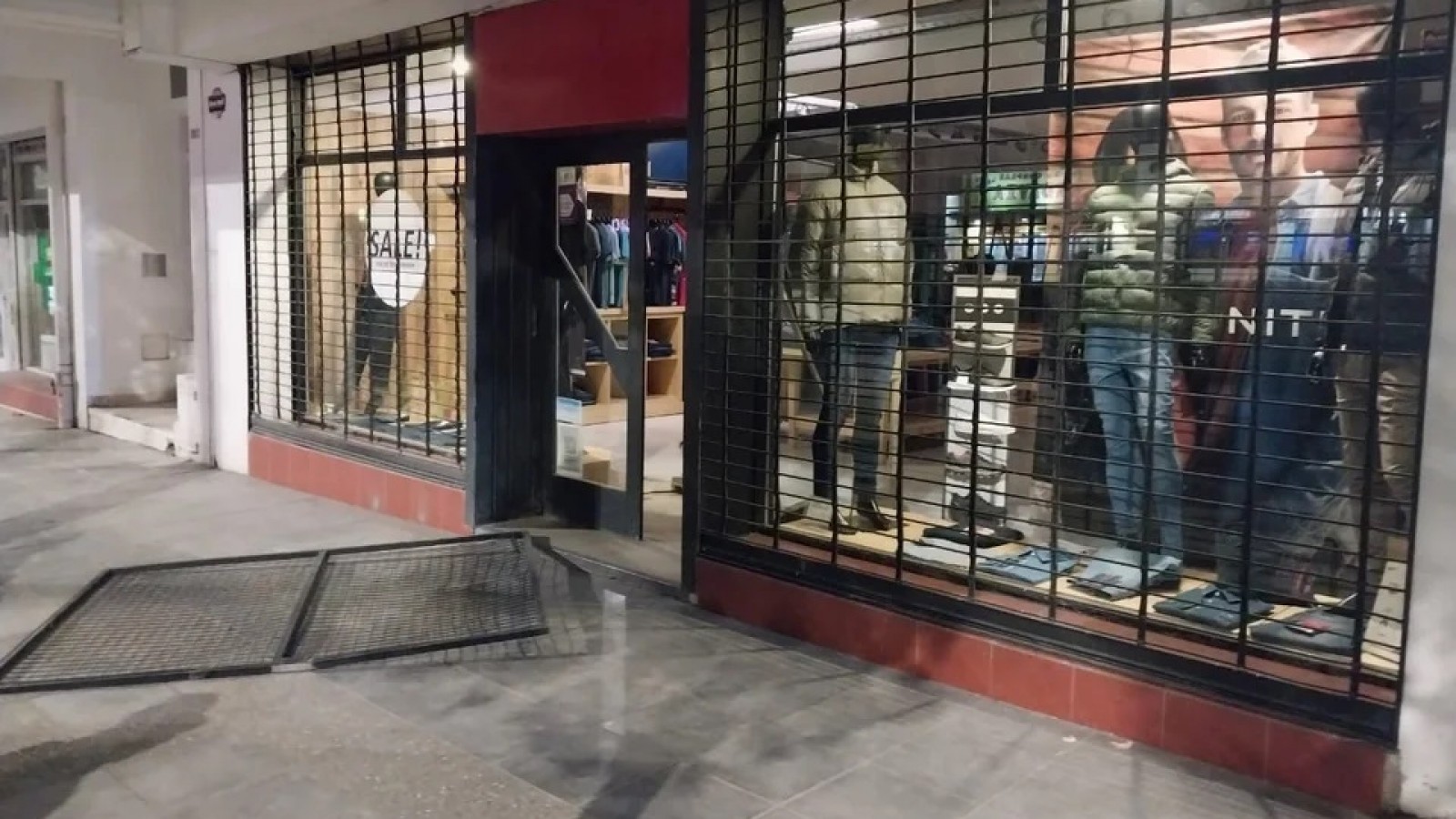 Entraron a un negocio de Comodoro con la llave y escaparon con ropa