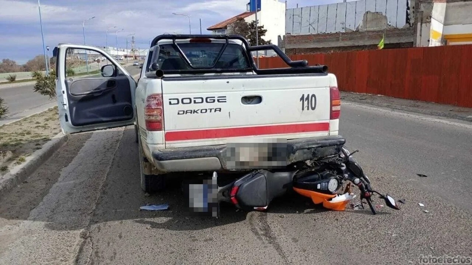Grave accidente en Comodoro: una moto chocó contra una camioneta y un hombre fue trasladado de urgencia al hospital