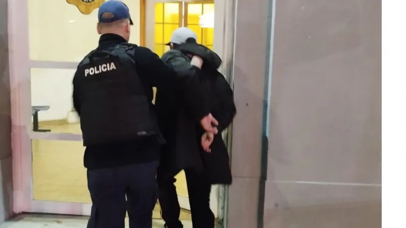 Ladrón exigente: se quería llevar 3 botellas de whisky sin pagar