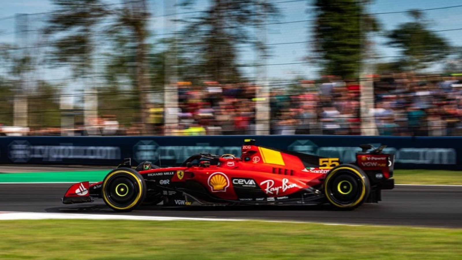 Ferrari y Monza festejan con la pole de Sainz