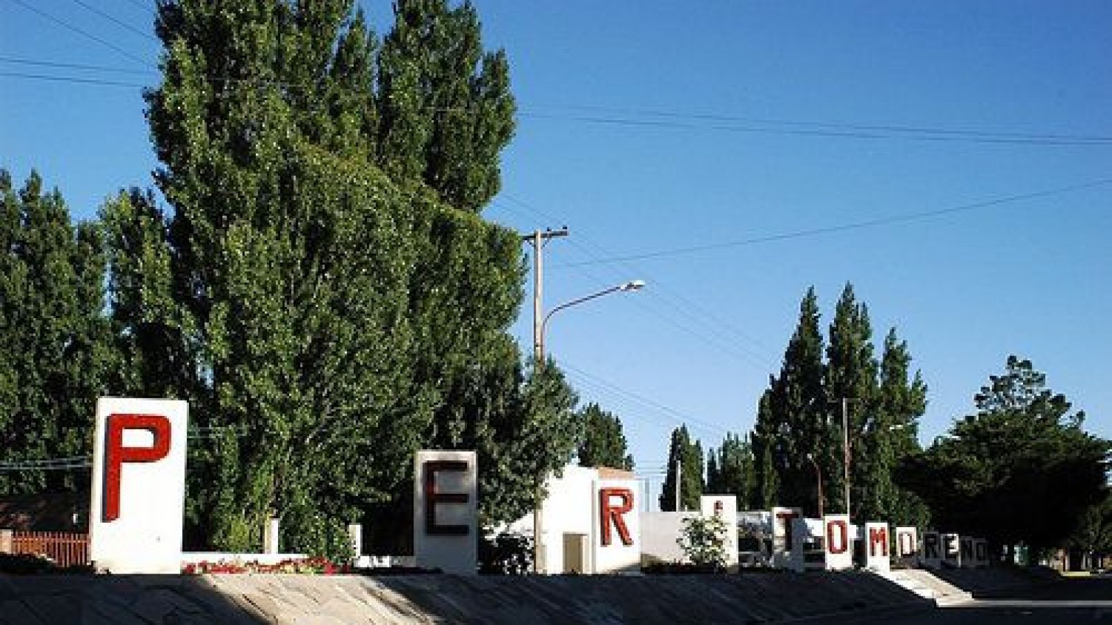Denuncian que el municipio de Perito Moreno preadjudicó un plan de viviendas por más de un 78% del presupuesto
