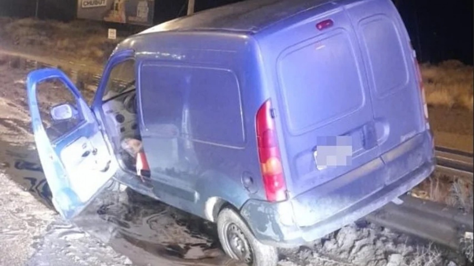 Manejaba borracho con 2.04 g/l, quedó encajado sobre un guardarraíl y lo fue a buscar su mamá