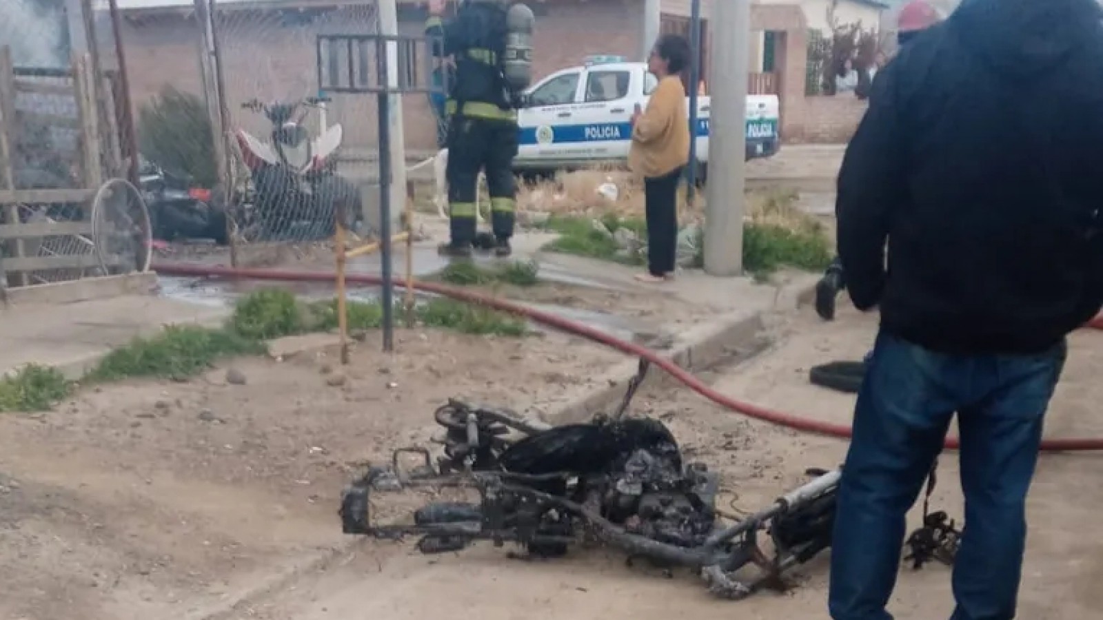 Reparaba una moto en el living, de su casa hubo una exploción y murió en el incendio