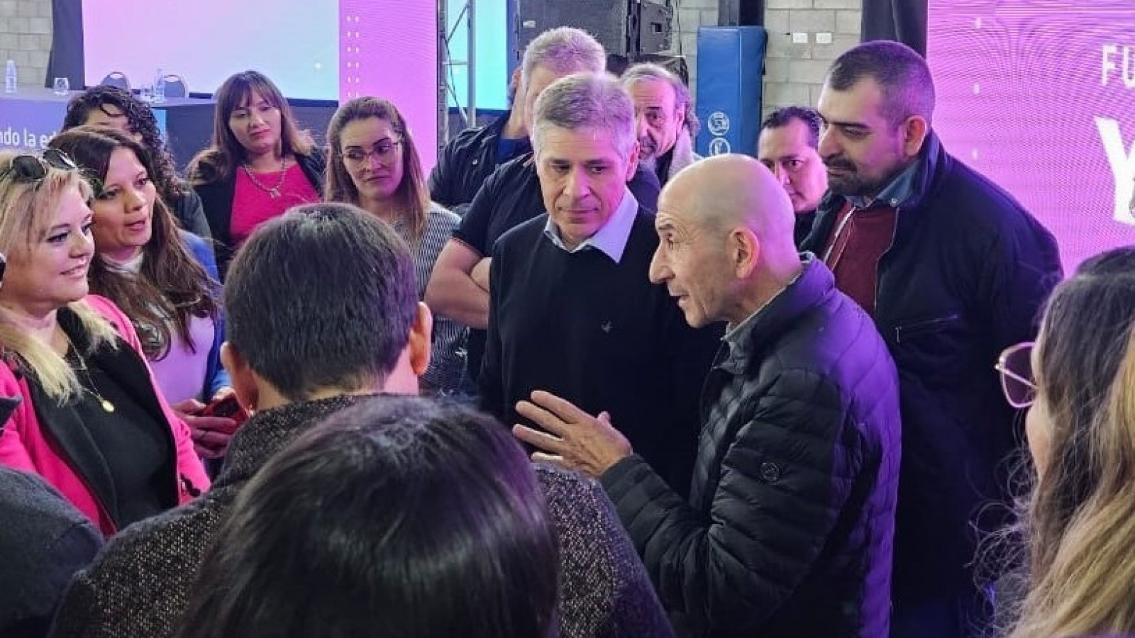 Llugdar: “La entrega de equipamientos de YPF direcciona la capacitación de nuestros hijos”