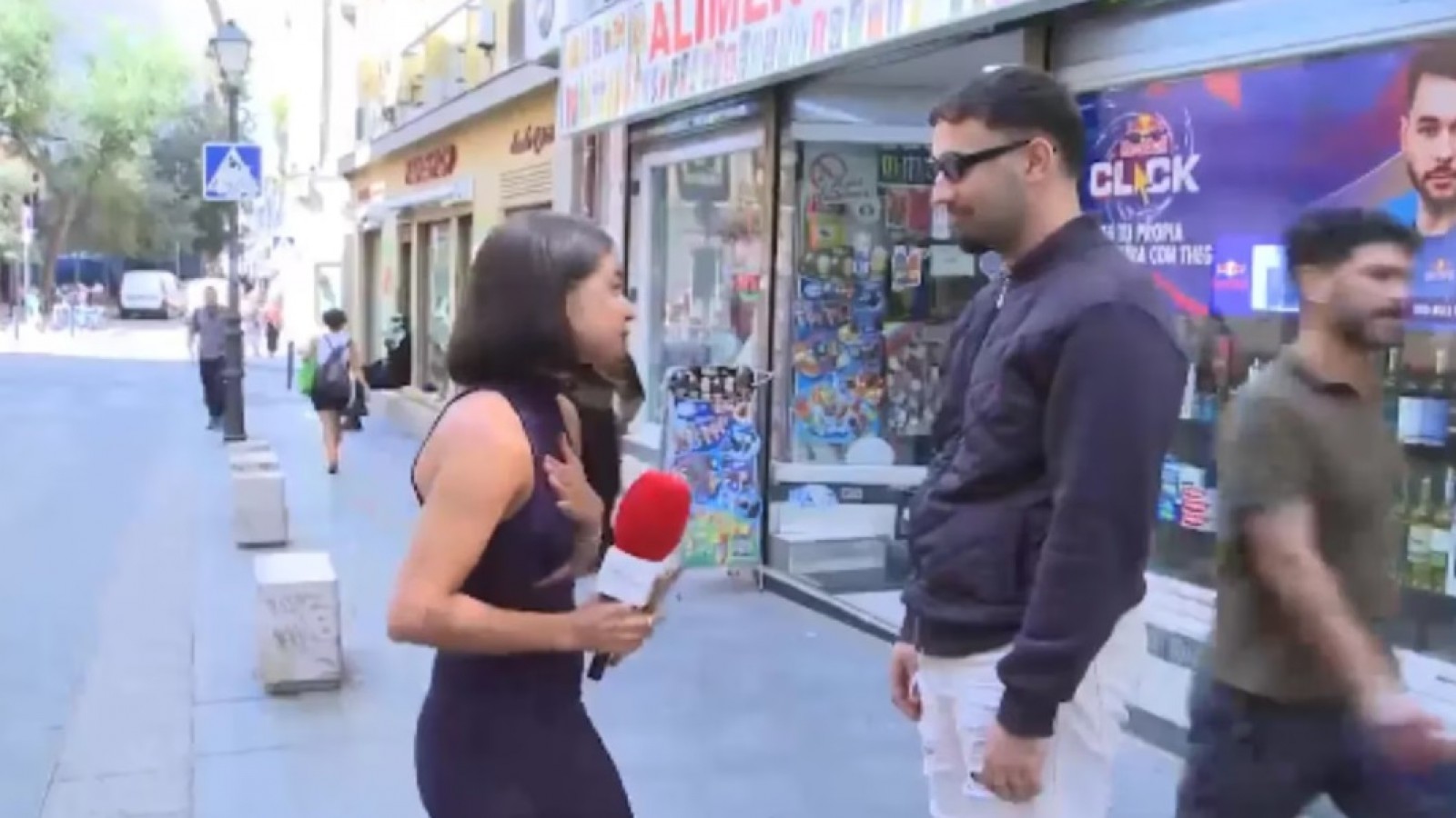 La periodista fue agredida en vivo por un hombre.