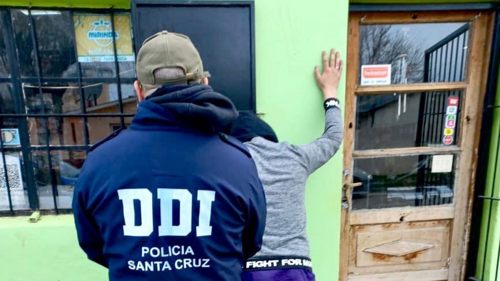 La policía logró detener al presunto implicado en el robo de la camioneta.