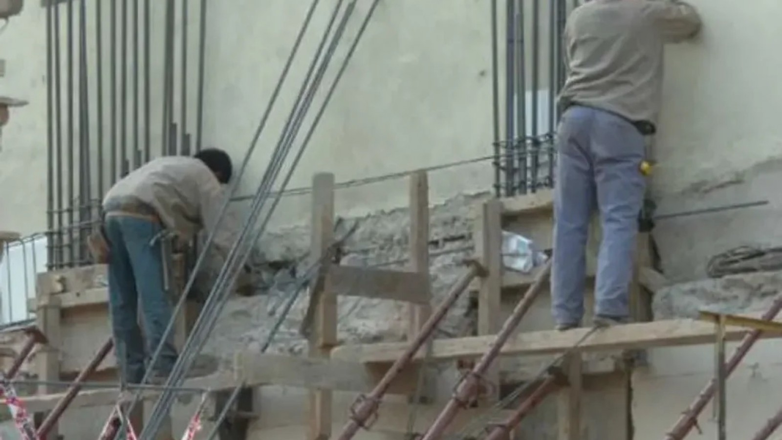 Un albañil perdió el equilibrio y se cayó del andamio en una obra en construcción