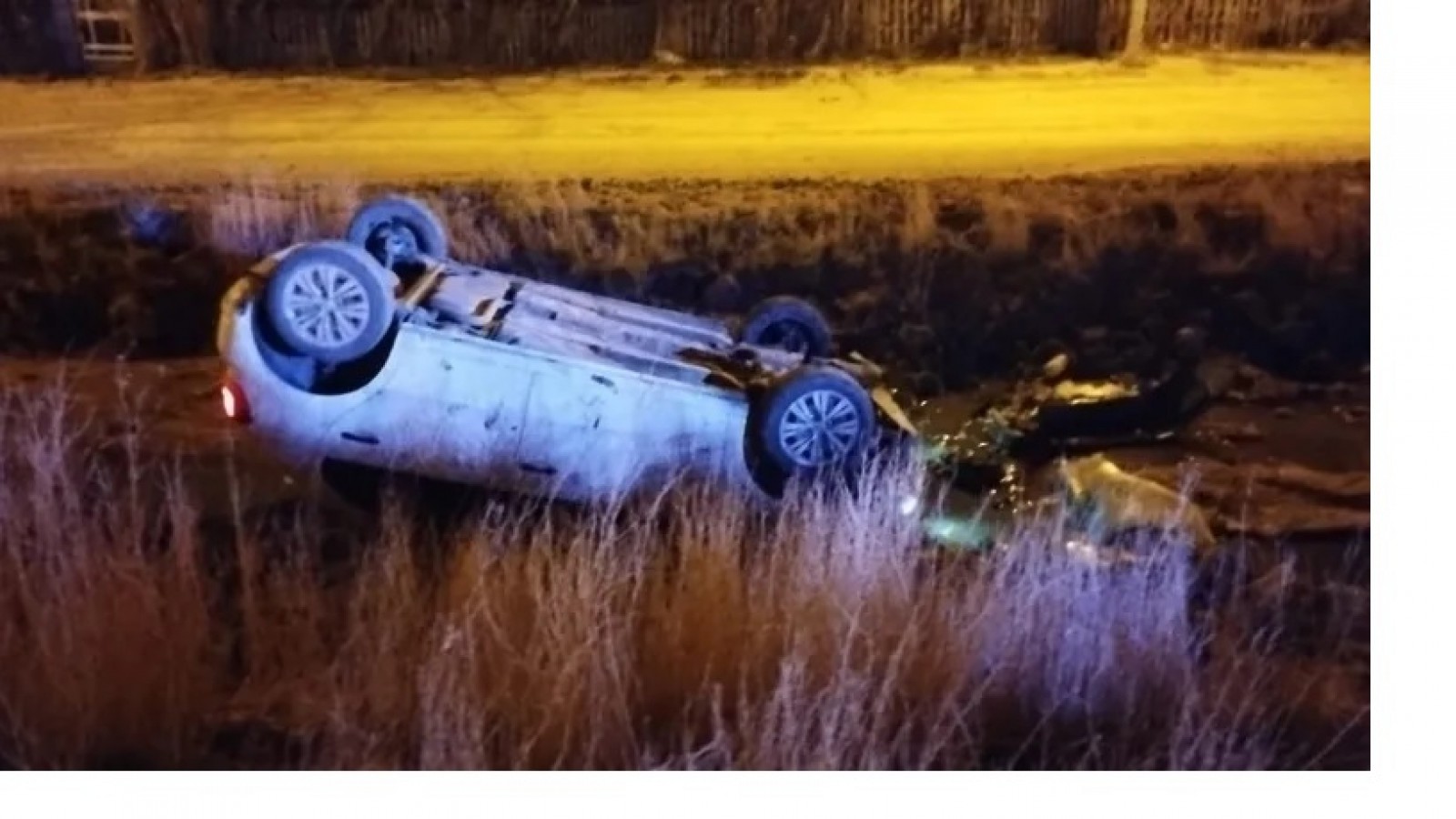 Persecución vehicular termina en vuelco y fuga del conductor y acompañantes