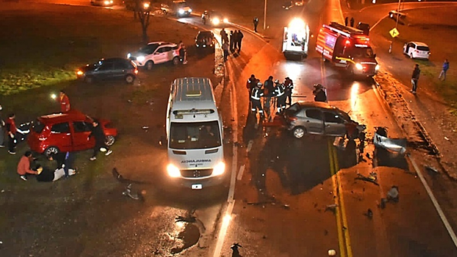 Trágico accidente en el cruce de la Ruta 3 y 25 deja como saldo  heridos graves y una mujer fallecida