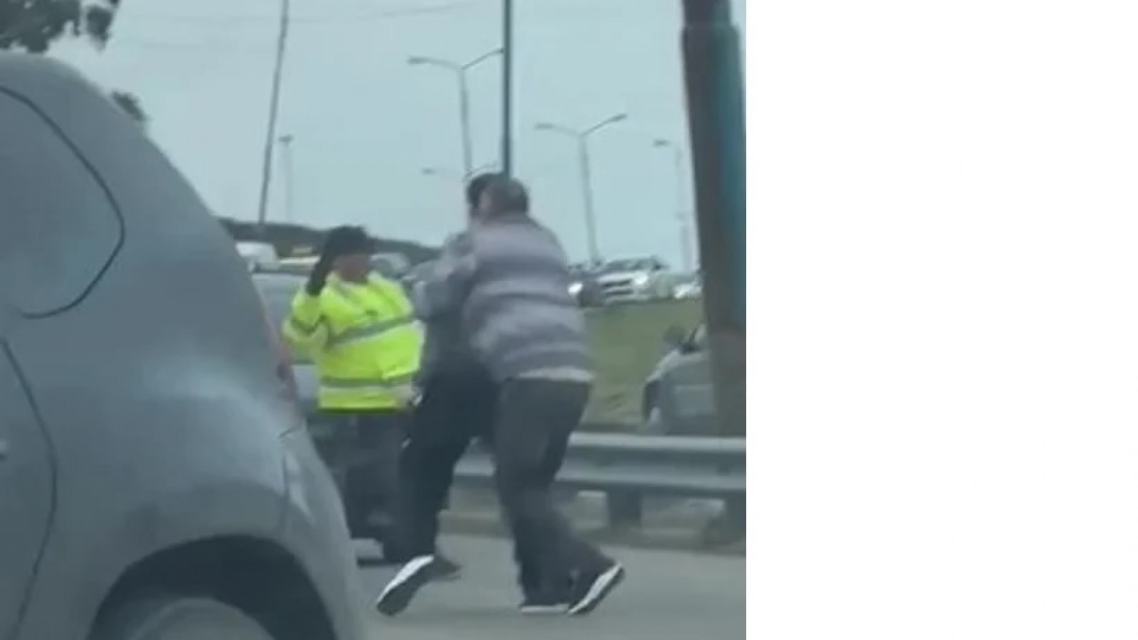 Un militar insultó a un inspector, se tiró del auto en la ruta y lo golpeó