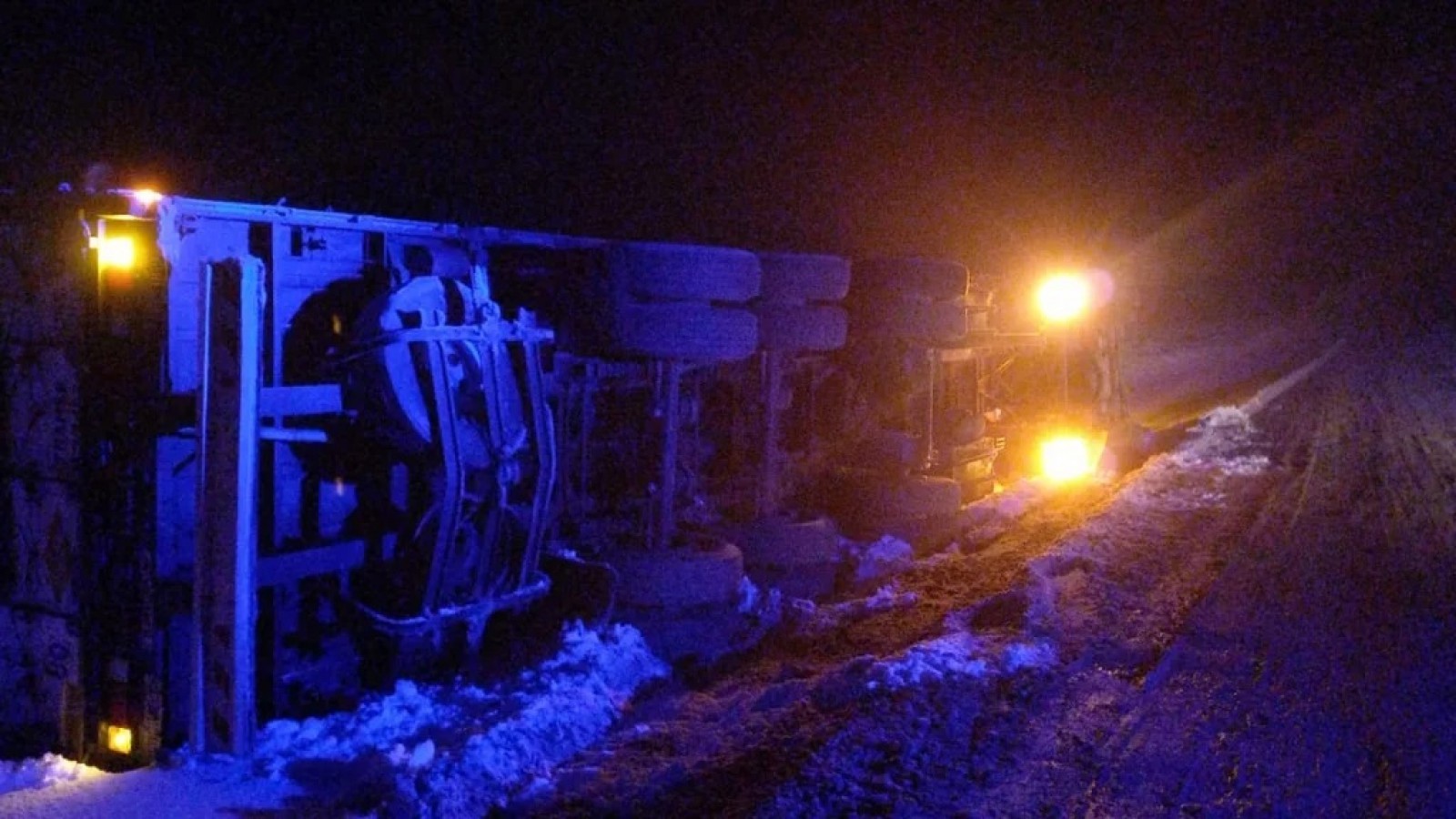 Un camión despistó por la nieve a pocos kilómetros de Comodoro y volcó al costado de la ruta