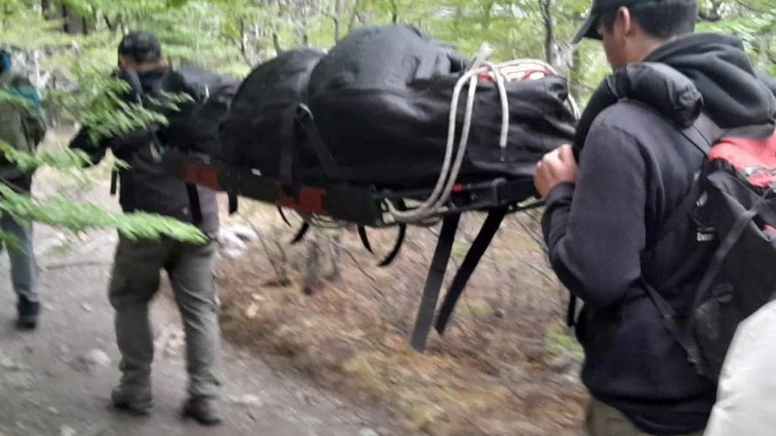 El comienzo de la temporada alta en El Chaltén es intenso también para los rescatistas que deben acudir a accidentes de caminantes que recorren los senderos de la región.