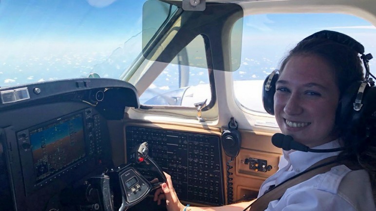 Eukene Ariztizabal es la primera piloto de Santa Cruz habilitada para volar un avión comercial
