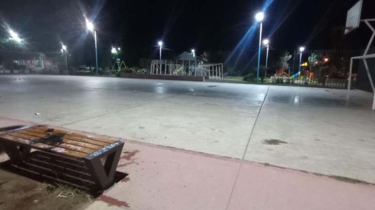 Un joven prendió fuego a otro en una plaza