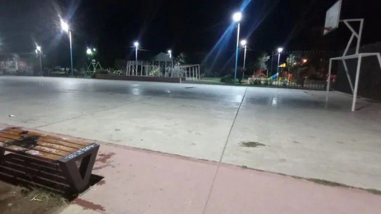 Ataque con kerosene en plaza de Rada Tilly: Joven con el 60% del cuerpo quemado y agresor detenido