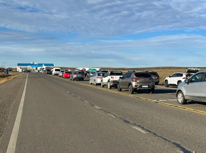 Larga fila de santacruceños cruzando nuevamente a Punta Arenas