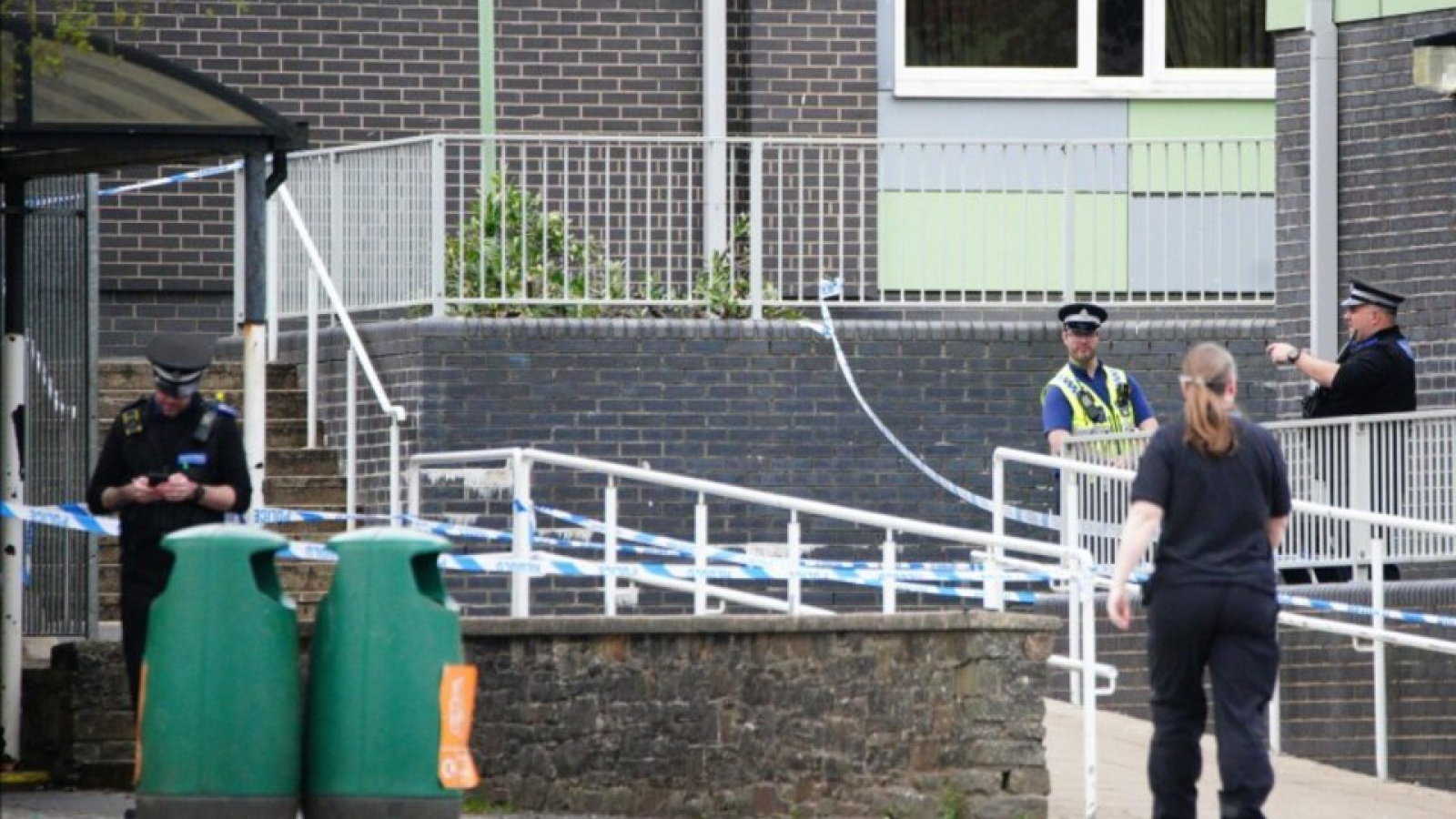 Las autoridades dijeron que uno de los maestros recibió tratamiento por heridas en el brazo. Imagen: AFP
