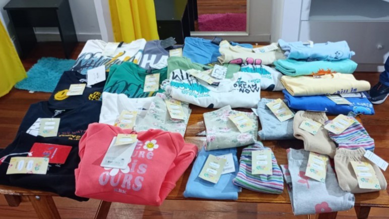 Entró a robar a una tienda de niños y lo esperaba un taxi en la puerta: la dueña se dio cuenta y terminó detenido