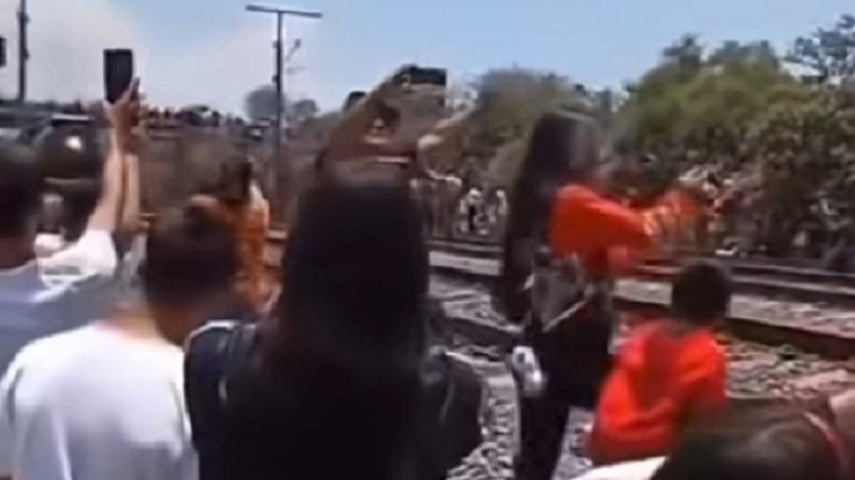 Video: quiso sacarse una selfie durante el paso de un tren y la locomotora la desnucó